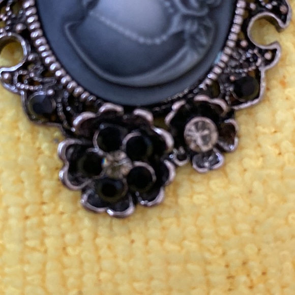 Brooch - Picture 4 of 9